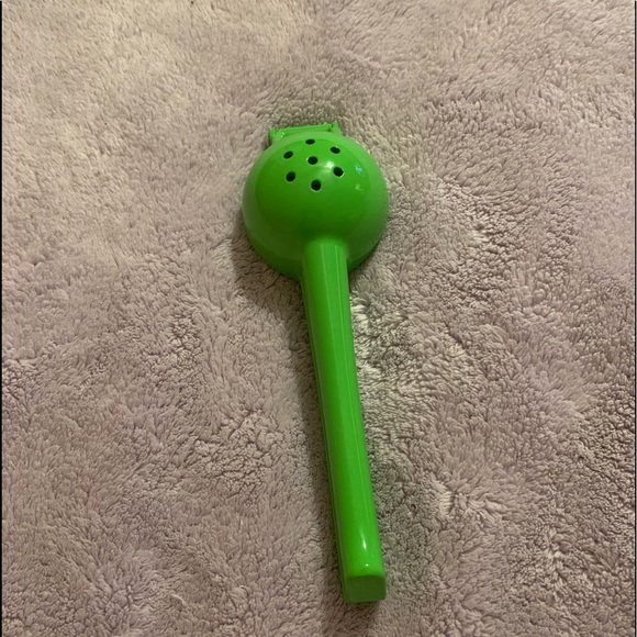 🍋Stoli metal fruit squeezer🍋 - Picture 6 of 7